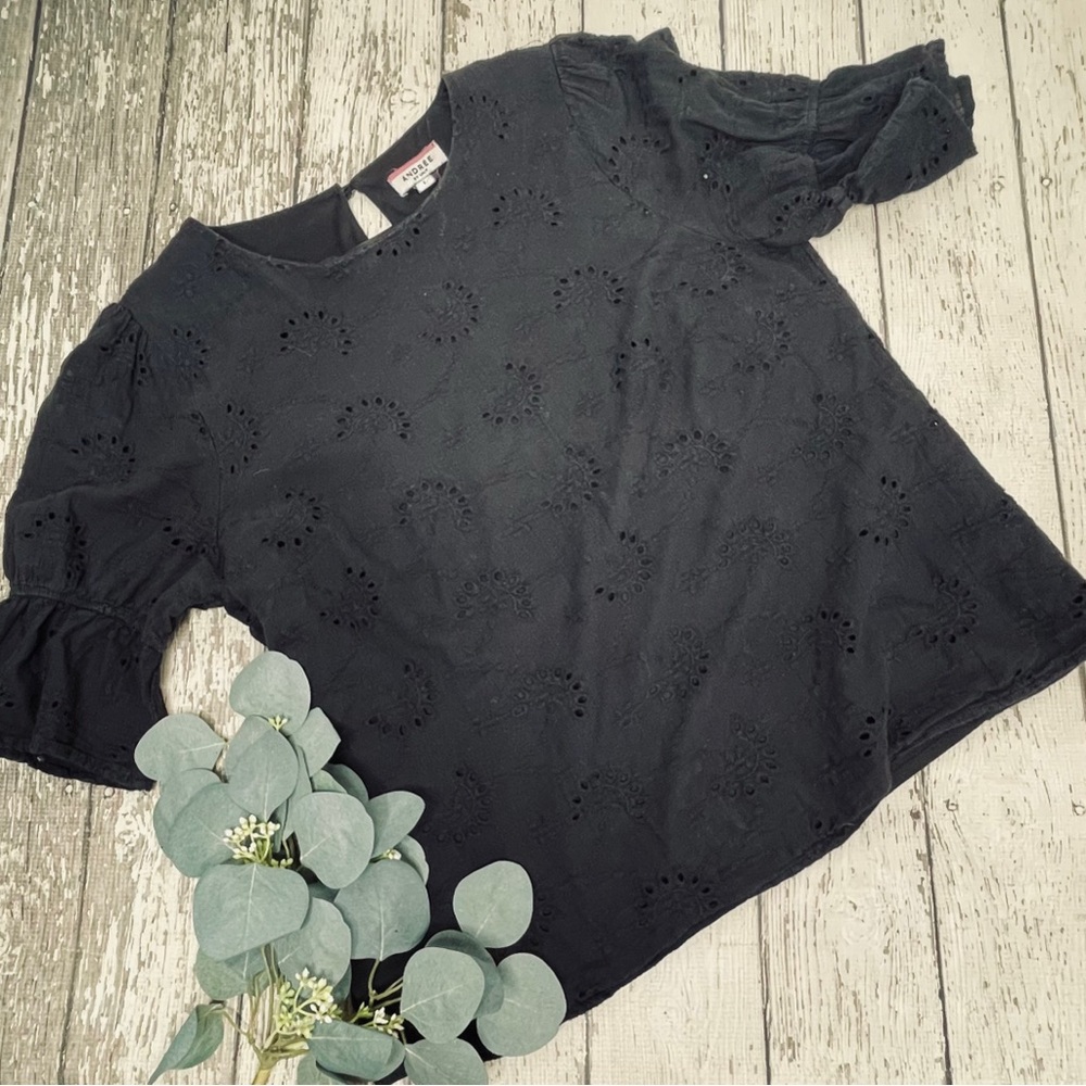 Andrée by Unit Eyelet Short Bell Sleeve Top